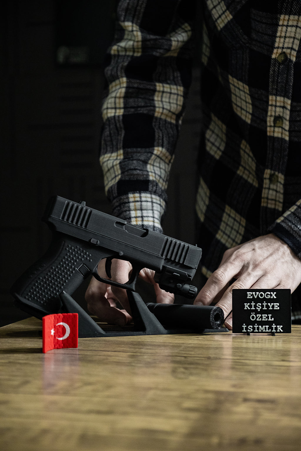 Glock 19 Hareketli Figür Masa İsimliği