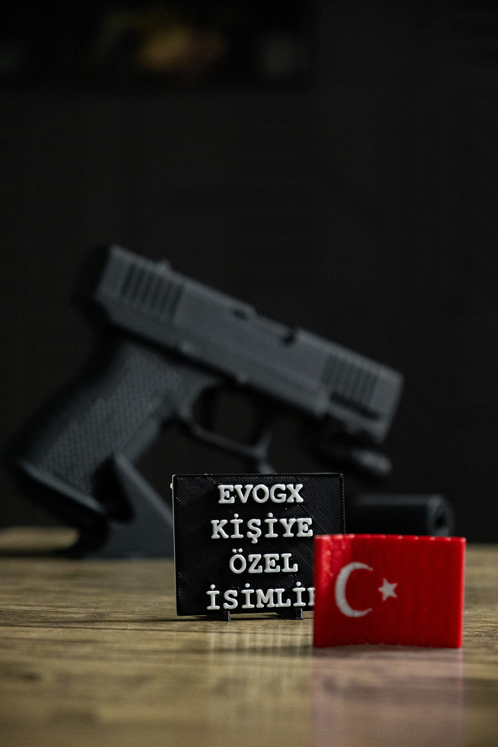 Glock 19 Hareketli Figür Masa İsimliği