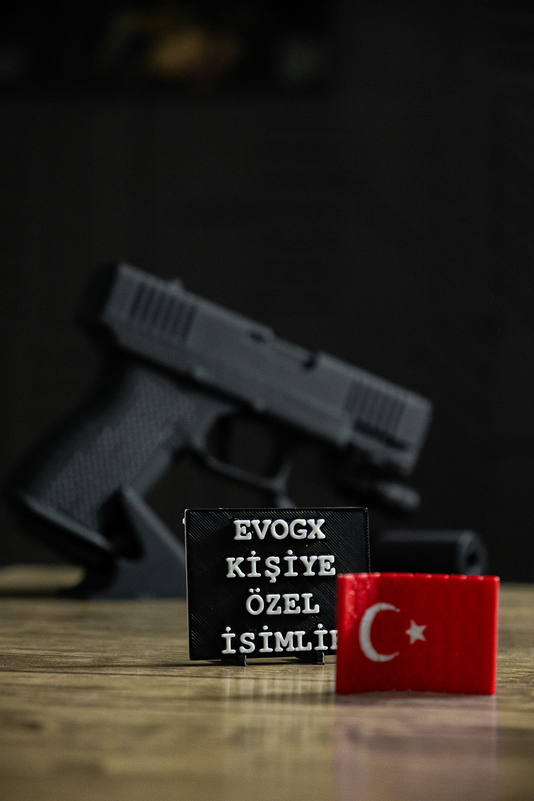 Glock 19 Hareketli Figür Masa İsimliği