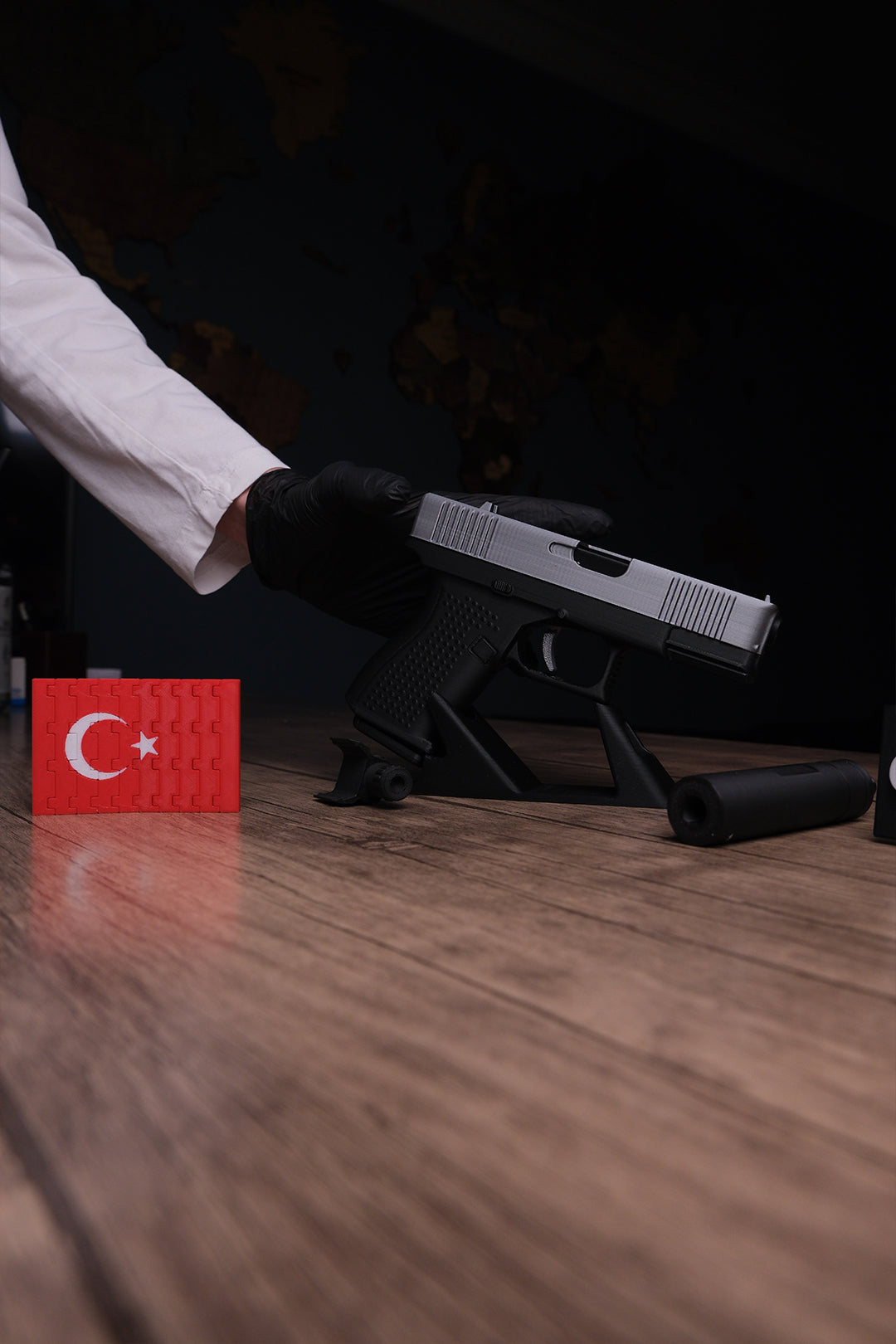 Glock 19 Hareketli Figür Masa İsimliği