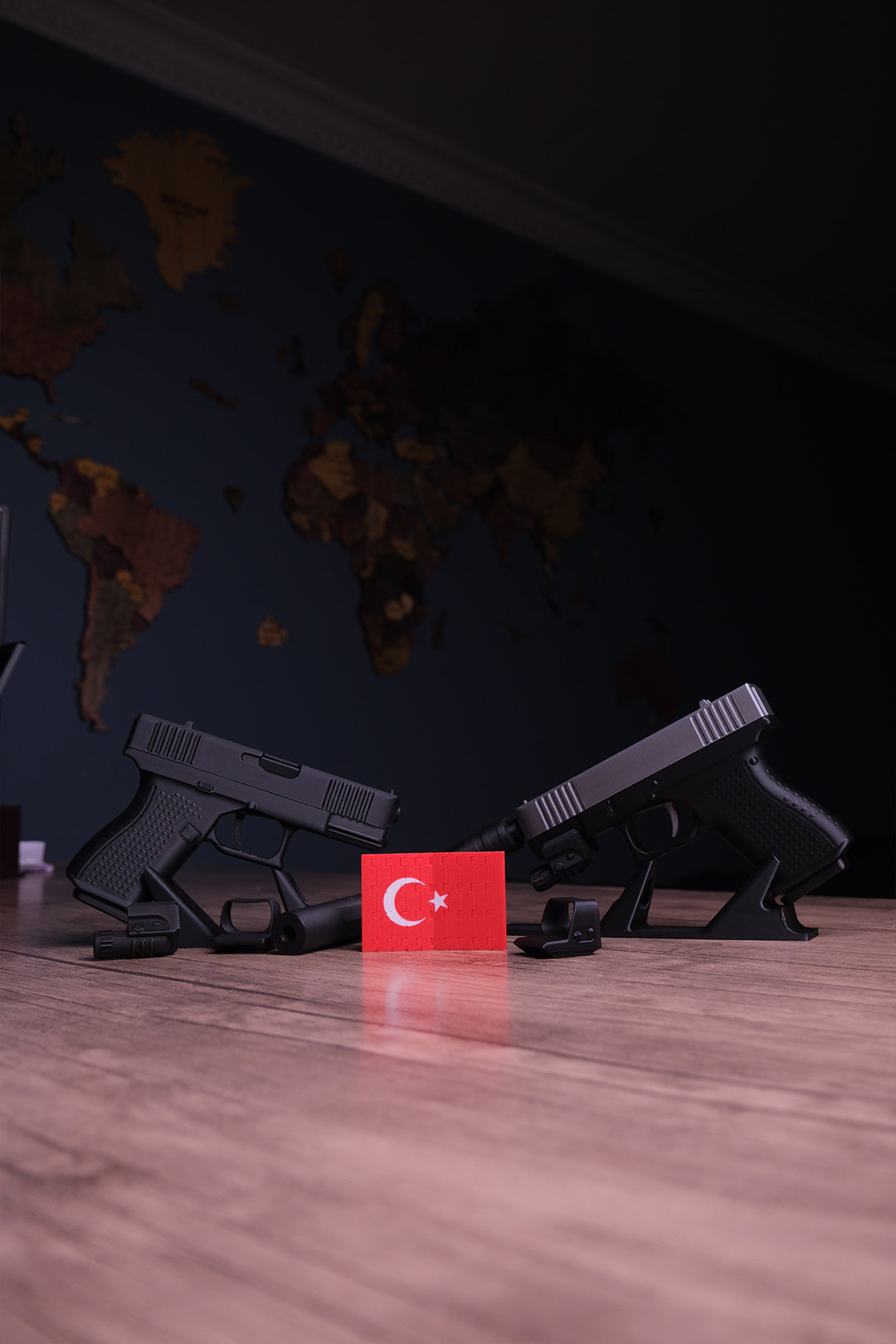 Glock 19 Hareketli Figür Masa İsimliği