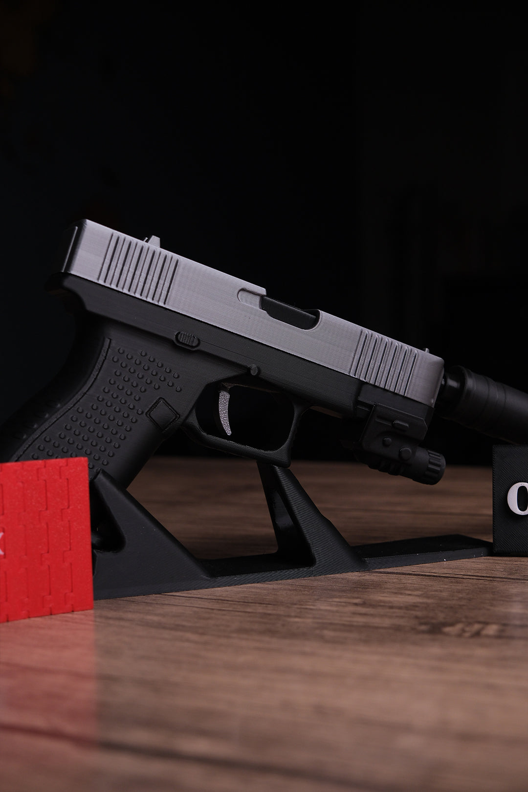 Glock 19 Hareketli Figür Masa İsimliği