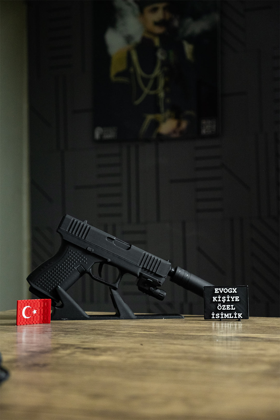 Glock 19 Hareketli Figür Masa İsimliği