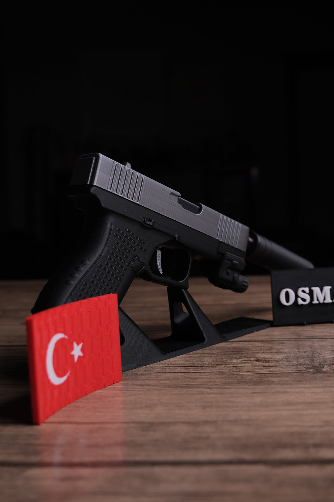 Glock 19 Hareketli Figür Masa İsimliği