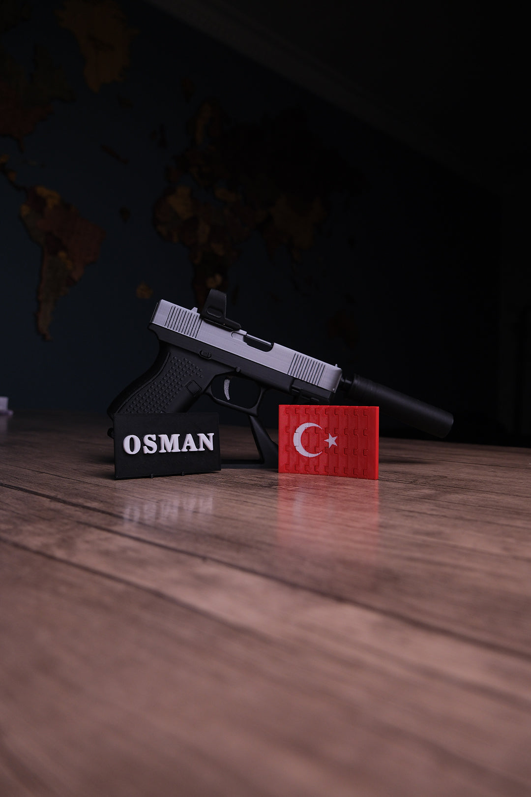 Glock 19 Hareketli Figür Masa İsimliği